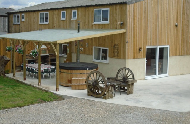hot tub accomodation for 12 6 bedrooms all on suite yorkshire