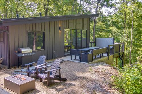 Hot Tub and Fire Pit Cabin in Black Mountain!