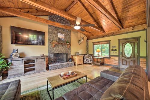 Hot Tub and Game Room Secluded Franklin Getaway