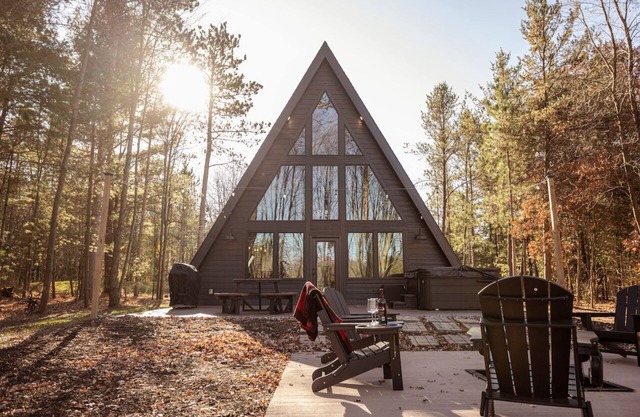 HOT TUB and gorgeous lake views-The Lily Pad A Frame-minutes from Dells