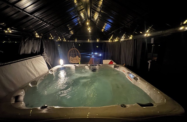 Hot Tub and Pickleball Retreat with a Playground and a Garden