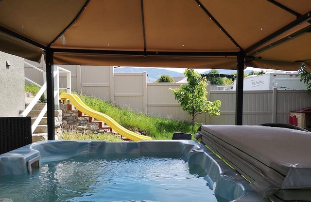 ♡ HOT TUB at Charming Humble 3 br +den! Lic # 4062946
