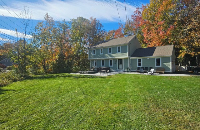 Hot tub, big PATIO private yard, fire pit, 1mile to beaches and shops/dining.