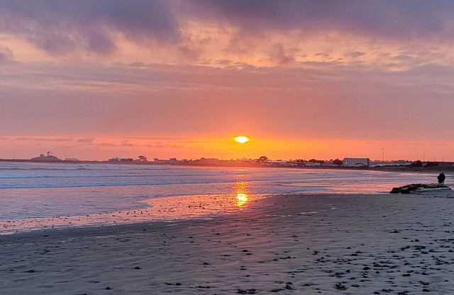 Hot Tub By the Sea Shore