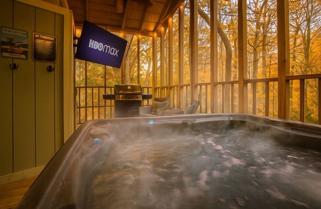 Hot Tub Cabin Near Waterfalls & 6 Mi to Helen