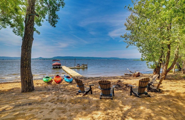 Hot Tub & Dock: Beachfront Oasis in Stockholm!