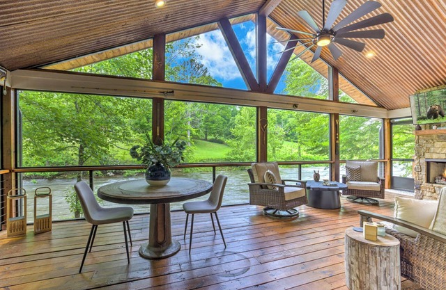 Hot Tub Downtime, Fireside Sips, S'mores Galore & Nearby Activities - River Cottage of Blue Ridge
