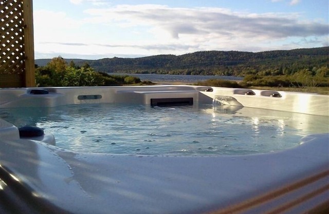 !Hot Tub! - Edge of Gros Morne Park - Explorers, family & Snowmobilers home