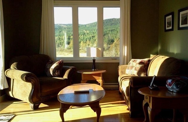 !Hot Tub! - Edge of Gros Morne Park - Explorers, family & Snowmobilers home
