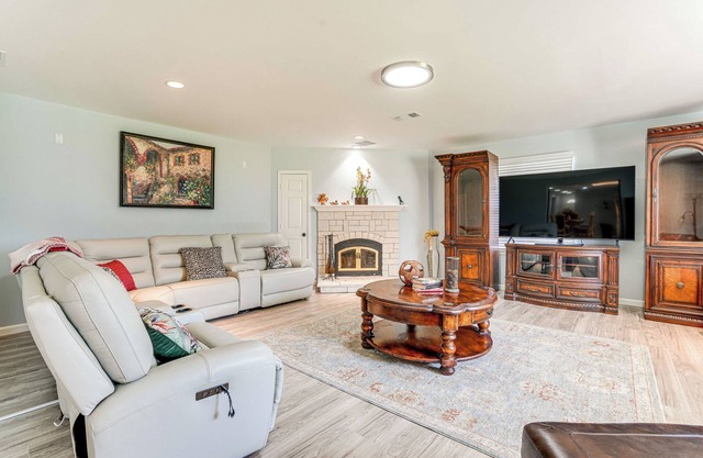 Hot Tub & Fenced Yard: Dog-Friendly Gem in Denison