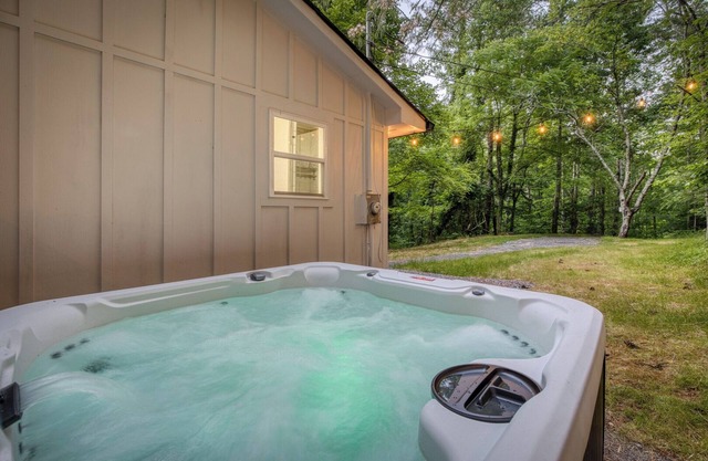 Hot Tub, Fire Pit, BBQ, King-bed, Pet-friendly