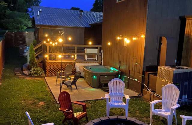 Hot Tub + Fire pit + Corn Hole + BBQ + Game Room + Spa Bath