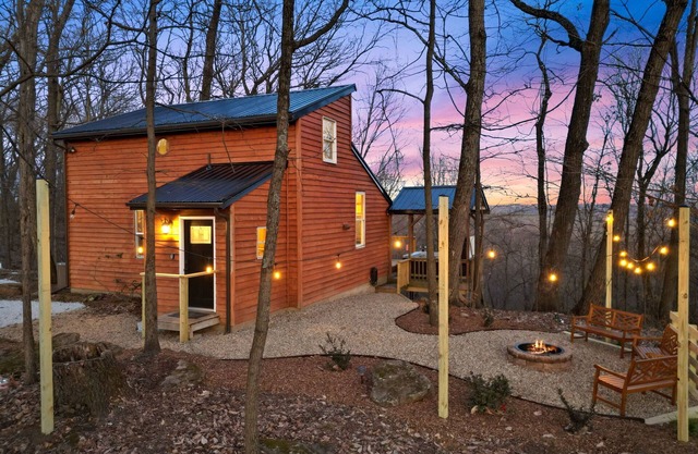 Hot tub/fire pit/fireplace/grill/pool table/EV/pets/HOA lake/fishing