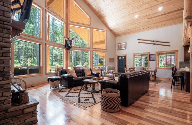 Hot Tub, Firepit, Large Deck, Game Room, Secluded Mtn Views, 20 min to Park | Yellowstone Escape