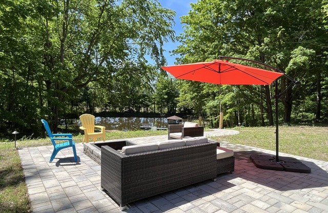 HOT TUB! Firepit, trail, gazebo, kayaks, PONDS! Hill for your snow sleights!