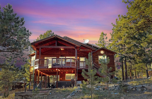 Hot Tub/Fireplace/Fire Pit/BBQ/Rec Room/Views/Quiet/WD