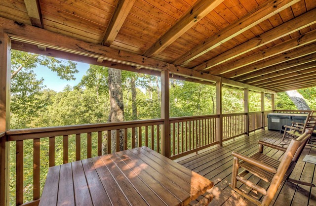 Hot Tub & Game Room: Log Cabin 2 Mi to Ripley’s!