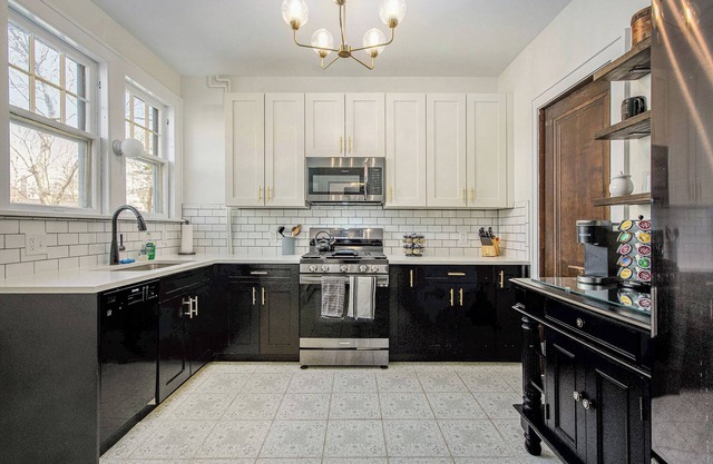 Hot Tub | Game Room | Sauna | Deck | Fire Pit | Walk to Stadium/Downtown/Park