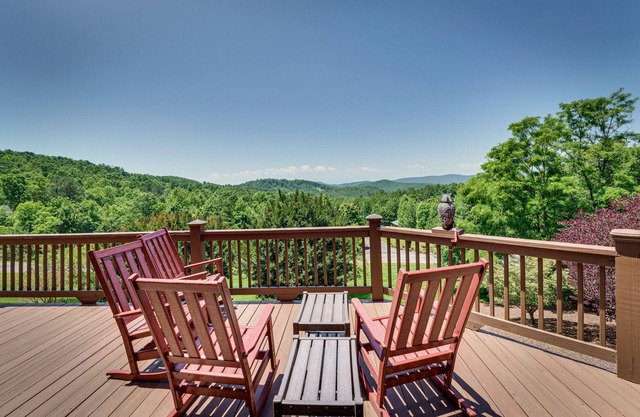 Hot Tub & Game Room: Spacious Nebo Cabin!