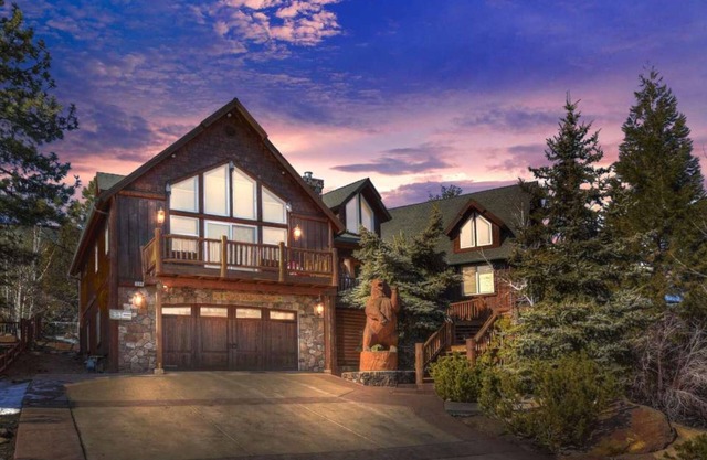 Hot Tub + Game Room w/Ping Pong | 5 Mins to Bear Mountain | Mighty Bear Manor