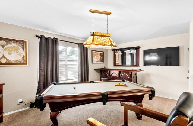 *HOT TUB* Garden Spa Near Sea World, Six Flags, Lackland, and Downtown