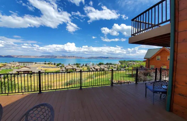 Hot Tub, Gorgeous Lake Views, Huge Decks, Pets ok!