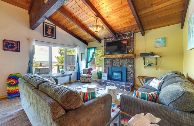 Hot Tub, Grill & Views: Waldport Getaway!
