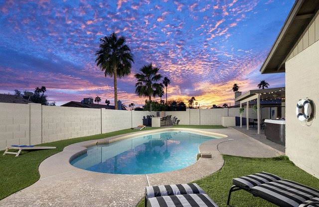 HOT TUB HEATED POOL Close to Dining & Shopping