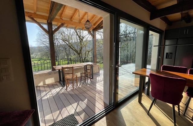 Hot tub, high-speed wifi, swimming river, luxury and charm