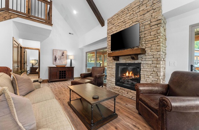 Hot Tub + Huge Resort Pool + Ozark Views | 3BR Cabin