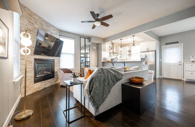 Hot Tub in prime location downtown