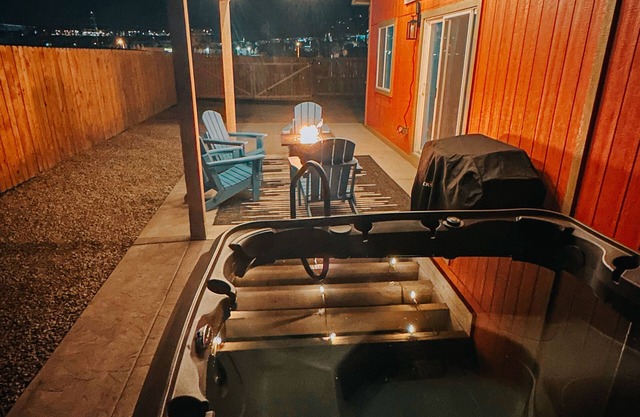 Hot Tub/King bed in Old Colorado City
