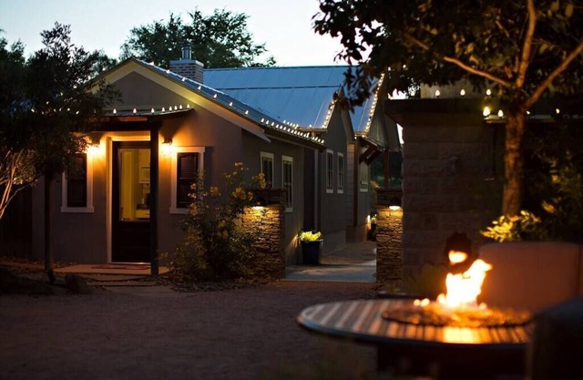 Hot Tub, King Bed, Fireplace - The Cottage