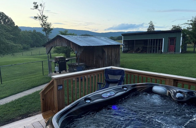 HOT TUB-King Beds-Farm Stay fire-pit-Mountain views under Blue Ridge Parkway