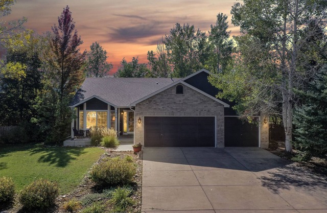 Hot Tub, Luxury King Bed & Yard Games ~ Quiet & Serene w Incredible Yard