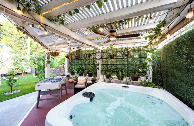 Hot Tub + Mini Golf + Gameroom + Near Downtown