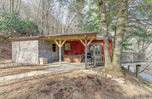 Hot Tub & Mountain Views: Waynesville Retreat!