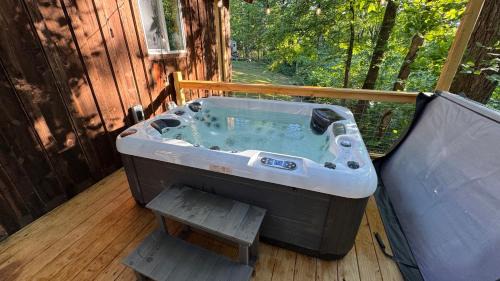 Hot tub - Near the Gorge and Cave Run