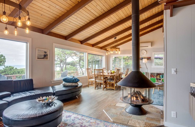Hot Tub! Ocean Front & Dog Friendly! South Beach, Newport!