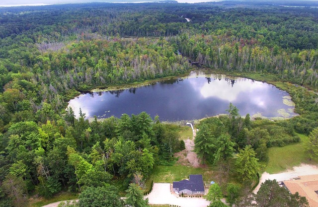 Hot Tub! Outside Traverse City, SLEEPS 6 Pet Friendly, Fire Place, Fire Pit