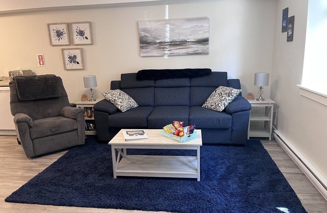 Hot tub, Pet Friendly + Monthly Discounts! Trails Nearby!n