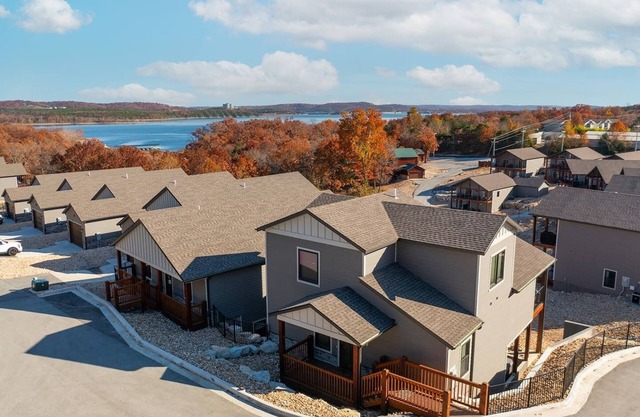 Hot Tub/Pickleball/Boat Slip/Pool/7 BR! Silver Dollar City 2 Min!