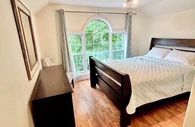Hot tub, Play area, deck, fully loaded Log home seconds from a Provincial Park.