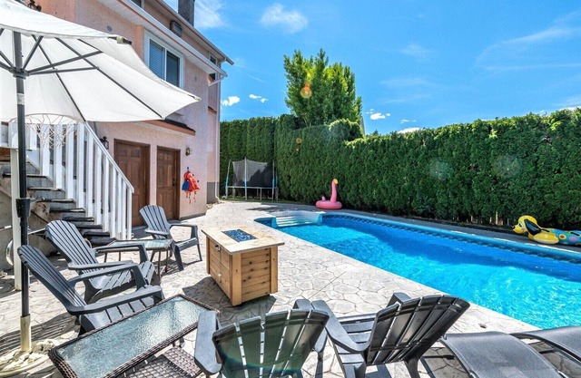 Hot Tub, POOL, near KVR, downtown and lake ,spacious house