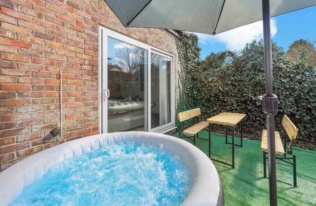 Hot Tub | Pool Table | Free Parking | Sleeps 12