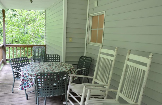 HOT TUB~PRIVATE CREEKSIDE~WALK TO TOWN~