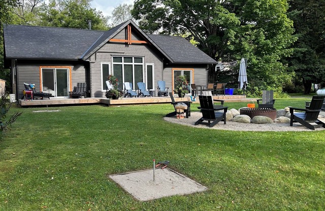 Hot tub, sauna, walk to town of Bracebridge, dock, water toys, pets OK