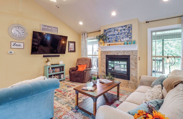 Hot Tub & Scenic Deck! Spacious Cookeville Retreat