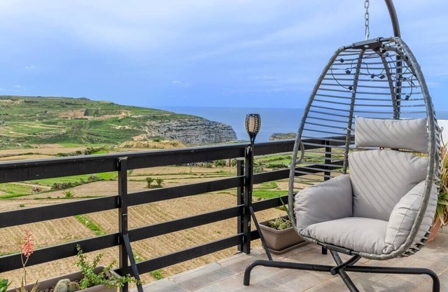 Hot Tub & Sea Views @ 3BR Apt w/Incredible Terrace