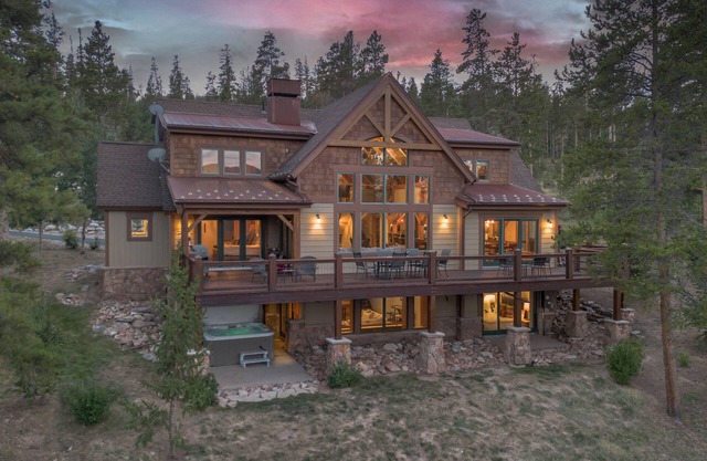 Hot Tub + Ski Shuttle + Pet Friendly - Moose Tracks Lodge